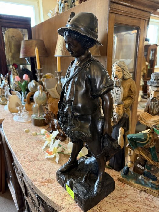 Figura z brązu mysliwy ze zwierzyną  50 cm