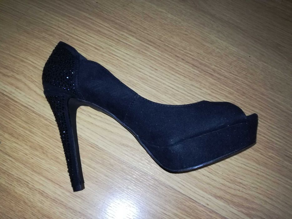 Sapatos pretos altos