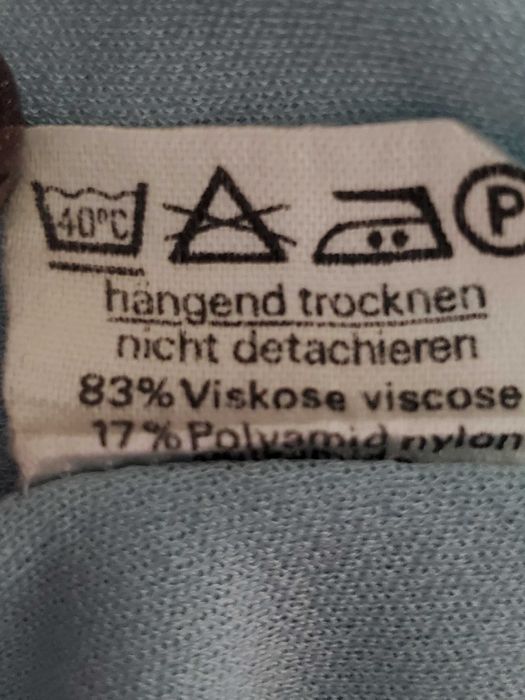Вінтажна світло-блакитна блузка з рюшами та ґудзиком.