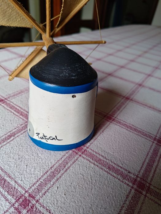 Moinho de barro feito à mão em Portugal
