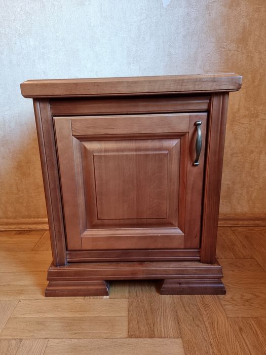 Тумба приліжкова