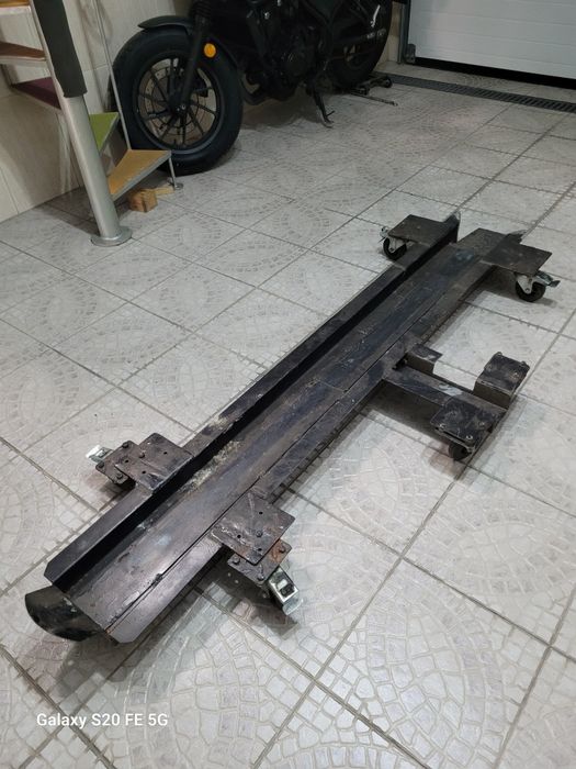 2 patins para transporte de moto na garagem.