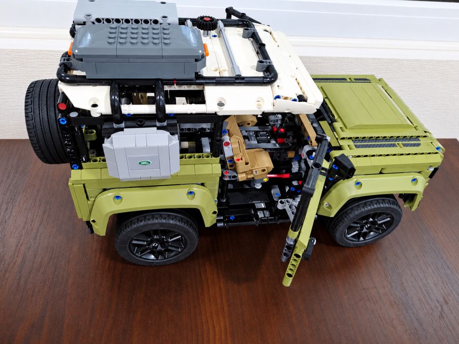 LEGO Technic Land Rover Defender 42110 — зібрана модель