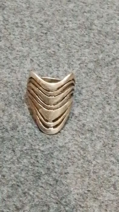 Srebrny pierścień ciekawy wzór