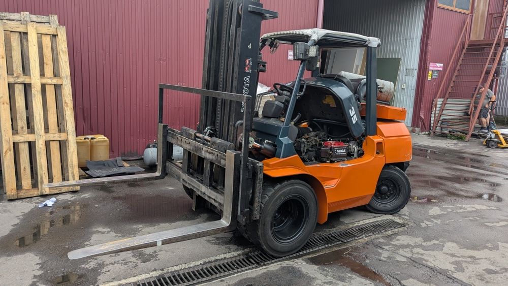 Продам вилковий навантажувач Toyota 02-7fg35