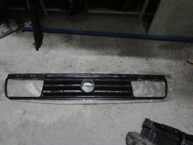 Grelha do Pára-Choques da Frente VOLKSWAGEN Jetta II (19E, 1G2, 165)