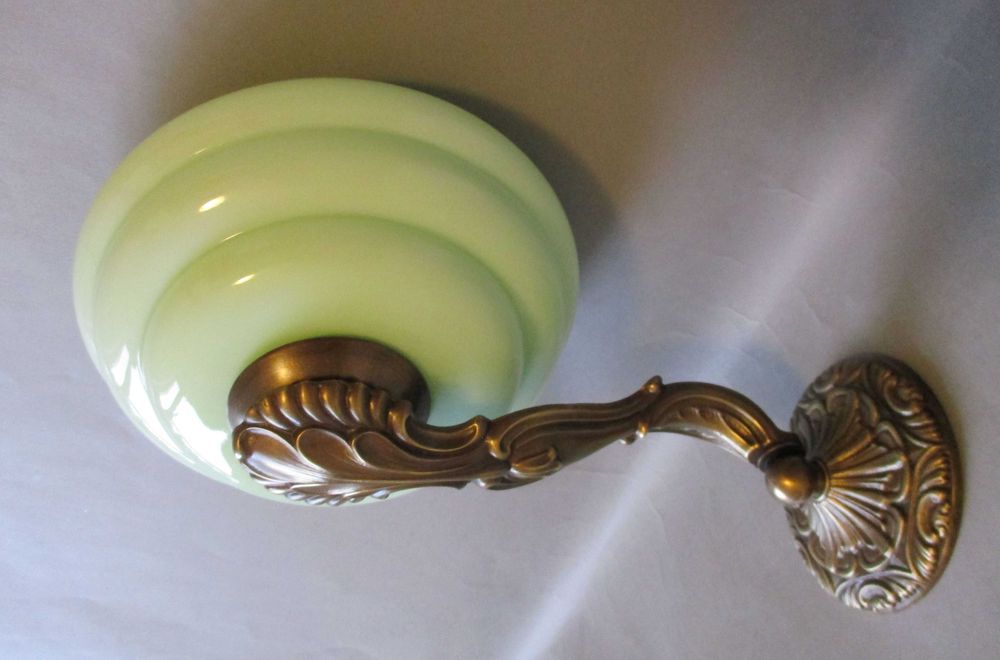 Trzy mosiężne kinkiety (Para kinkietów plus jeden = komplet).