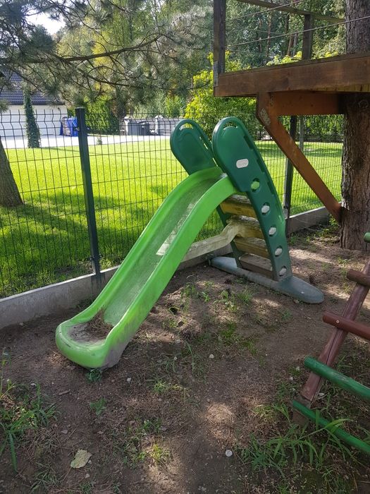 Domek ze zjeżdżalnią