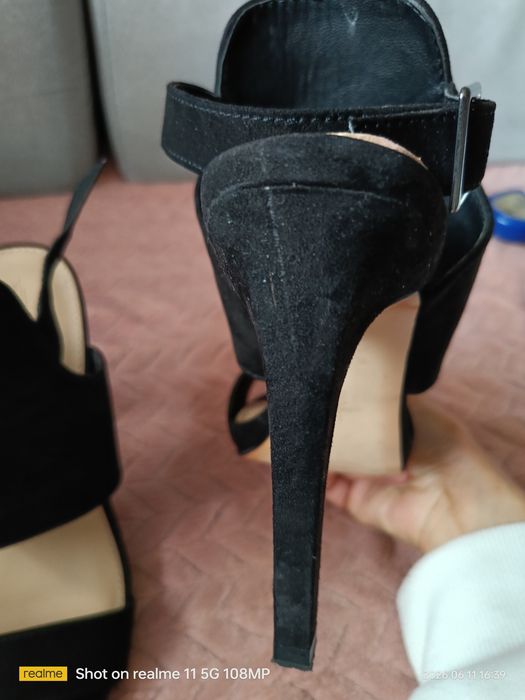 Buty na obcasie firmy Zara.