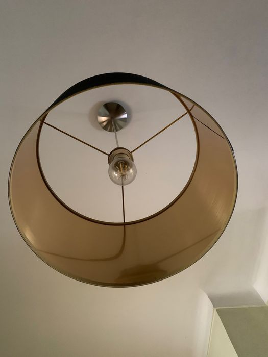 2 candeeiros de tecto pretos com interior dourado