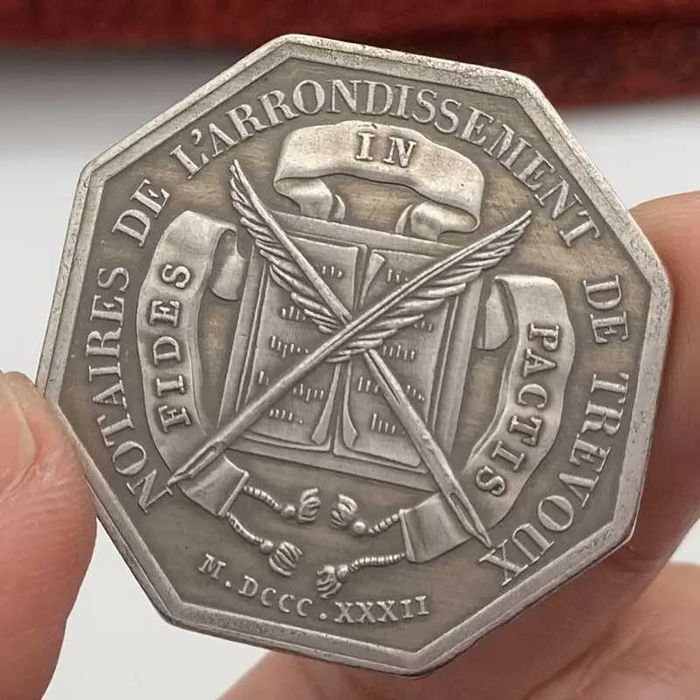 Восьмигранная памятная монета змеи Nobis