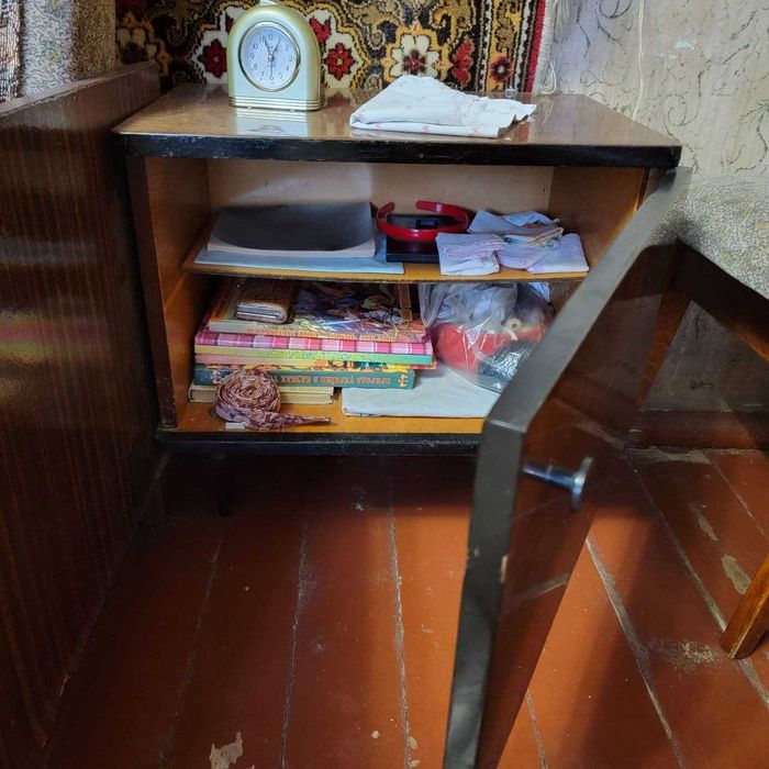 Тумбочка приліжкова.