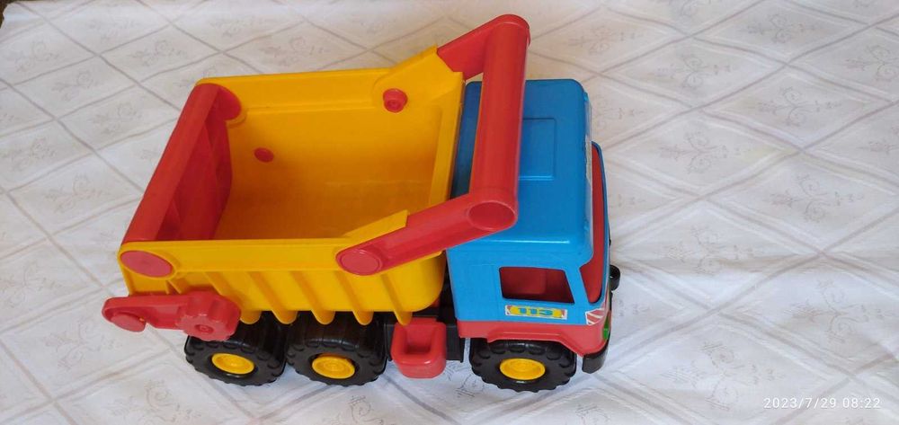 Продам игрушечный самосвал серии Middle truck   - б/у