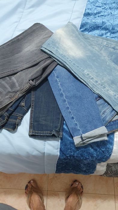 Calças ganga, 1 camisa e tops