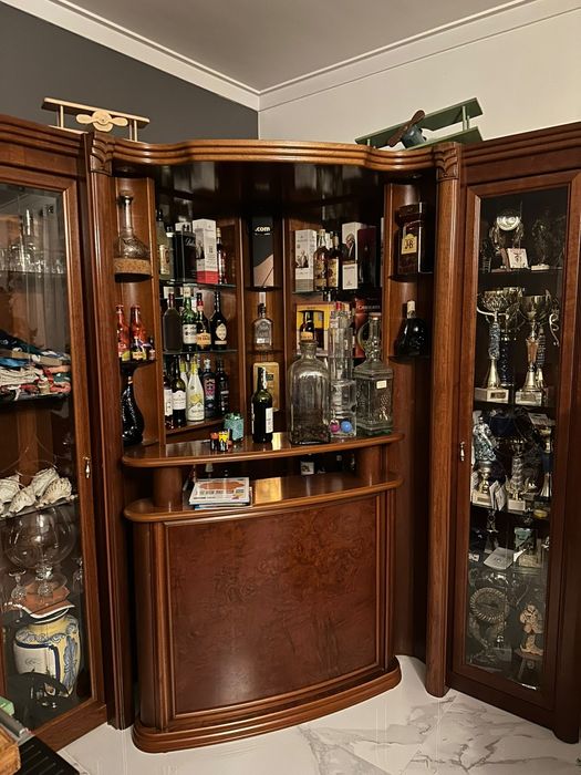 Bar em cerejeira com duas colunas