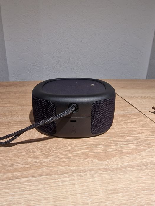 Показано портативну колонку Urbanista Malibu Solar Bluetooth Speaker.