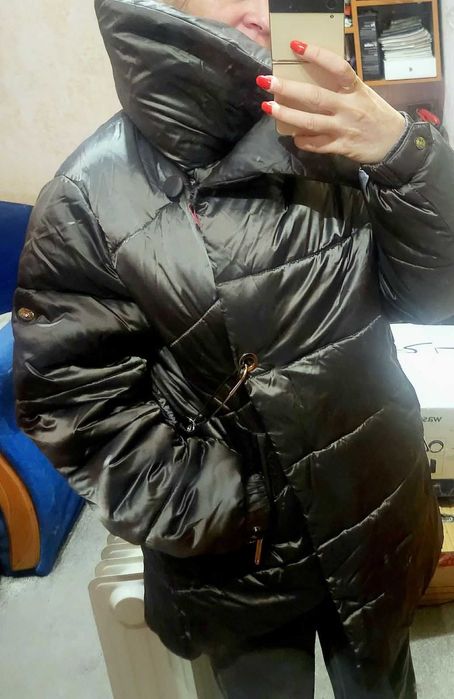 Стильна , тепла ,модіжна куртка .