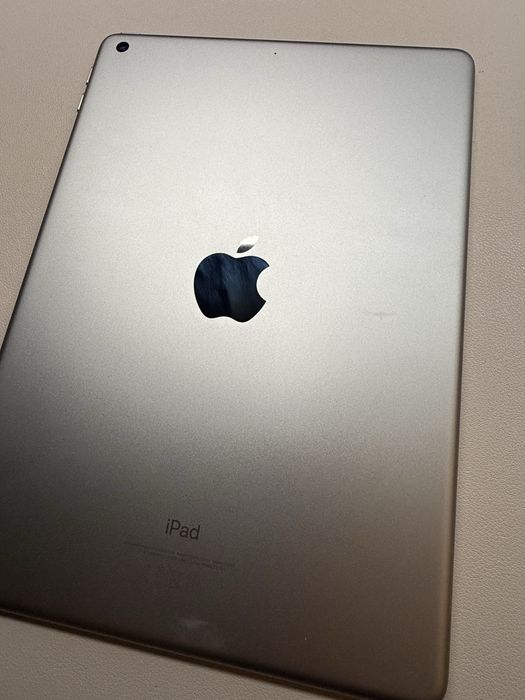 Vendo Apple iPad 6th Geracao (Model: A1893) 9.7” 32GB. Cinzento, Wifi.