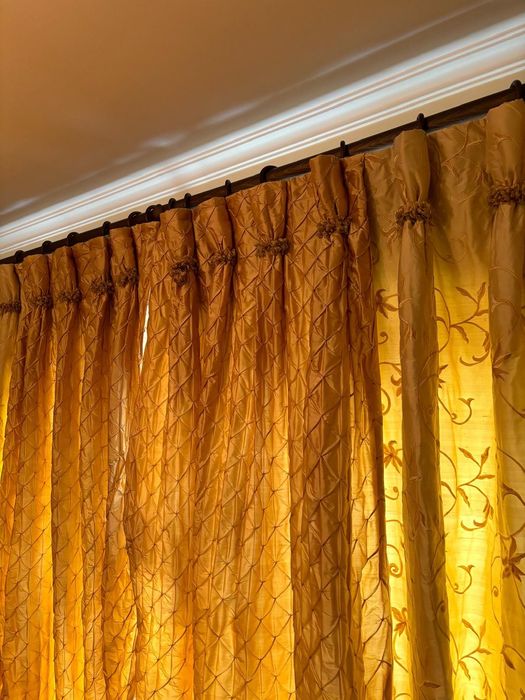 Cortinado de seda bordada dourado
