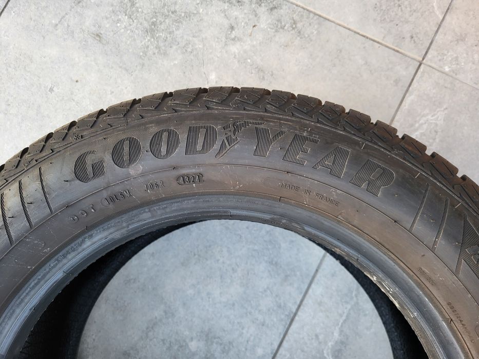 1x Opona całoroczna Goodyear Vector 4Seasons Gen2 215/60R16 95V