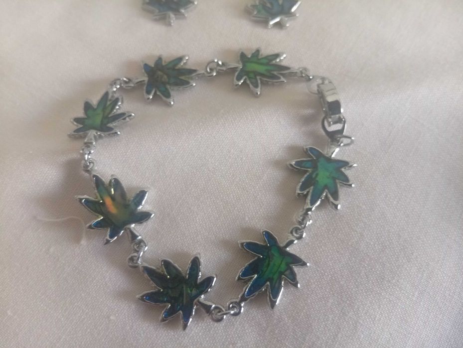 Pulseira e brincos novos, com design de folha de plátano