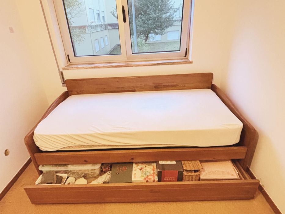 Conjunto de quarto em pinho maciço