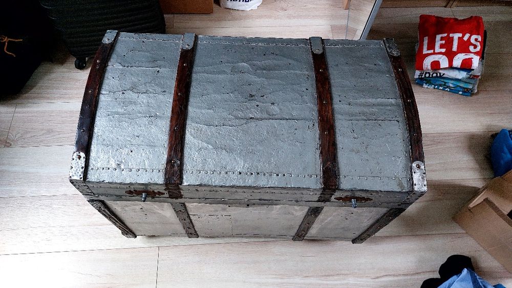 Zabytkowy kufer, skrzynia ozdobna.