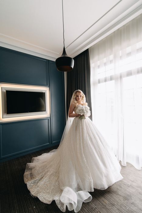 Весільна сукня з шлейфом