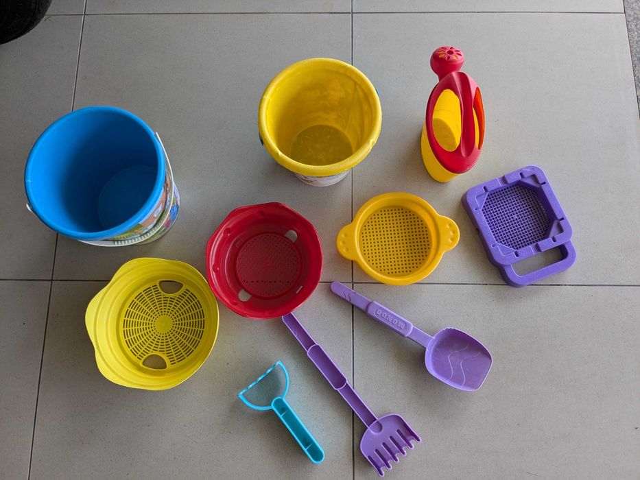 Diversos brinquedos para a praia ou piscina