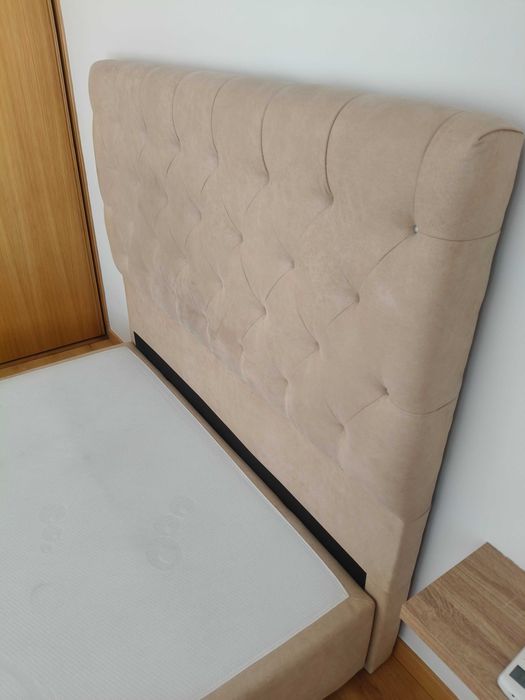 Cama e mesinha de cabeceira