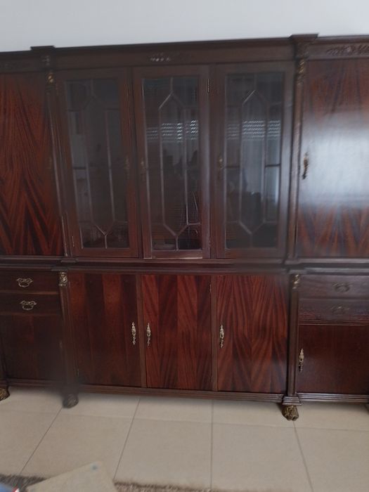 Cristaleira estilo  inglês  com carinhas de latão