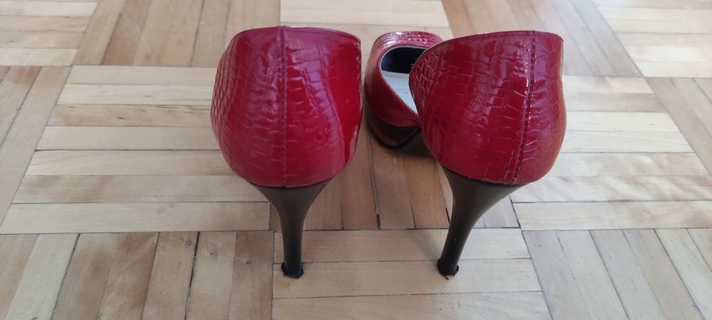 Buty z lakierowanej skóry