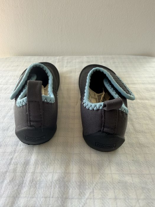 Sapatos práticos para atividades aquáticas.
