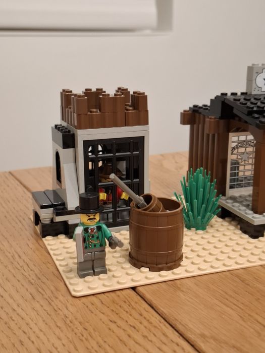 LEGO Western 6755 – Sheriff’s Lock-Up (1996)