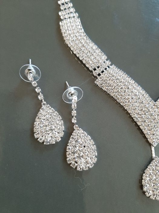 Conjunto colar / fio / gargantilha e brincos em brilhantes
