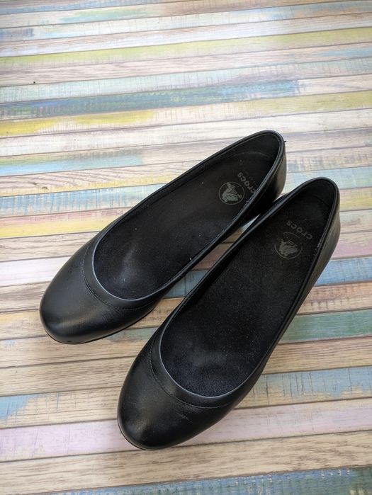 Шкіряні балетки Crocs 38