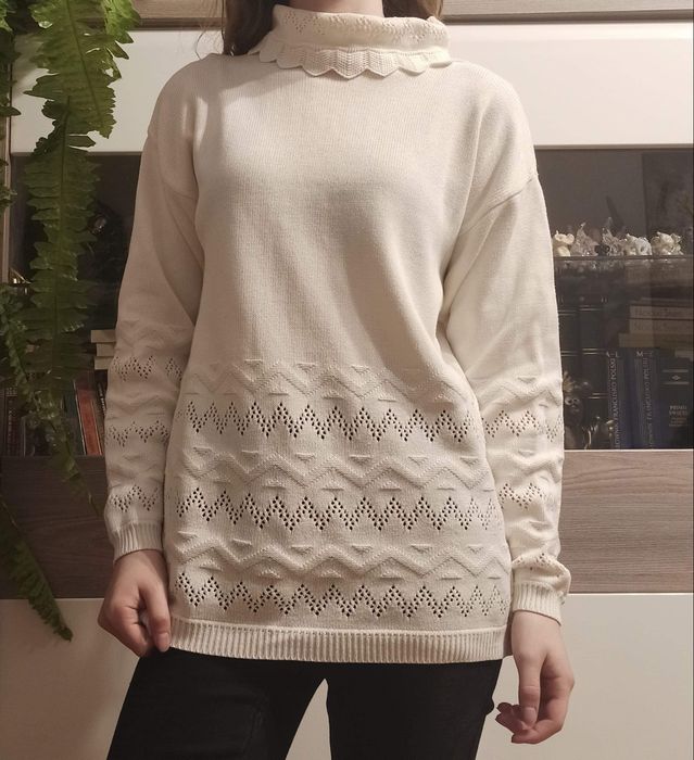 Biały sweter golf ażurowy damski