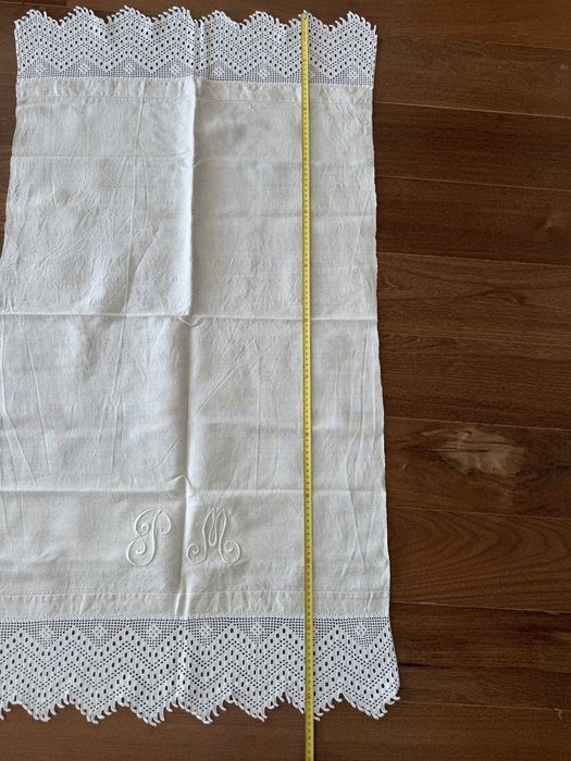 Toalha em linho com renda feita à mão