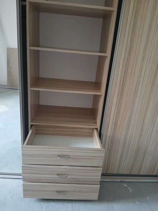 Sprzedam solidną szafę przesuwną wykonaną na