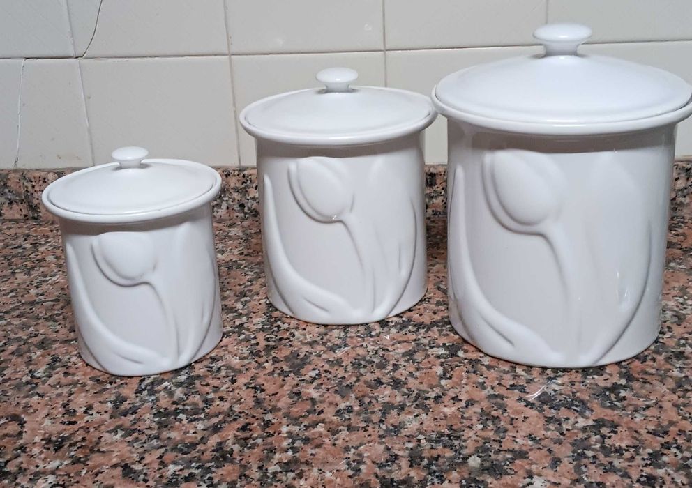 Tês potes cerâmicos com tulipas tampas ergométricas em borracha em bom estado