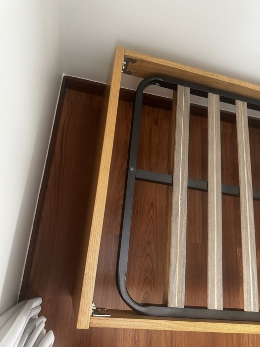 Conjunto de quarto em madeira de carvalho – cama, cómoda e estante