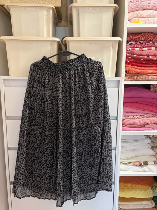 Spódnica midi czarna w kwiaty rozmiar S