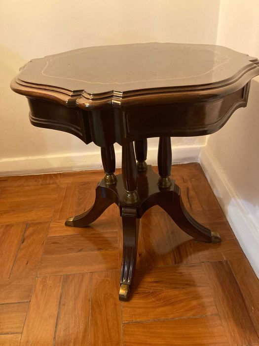 Vendo Camiseiro, mesas de cabeceira e mesa de apoio