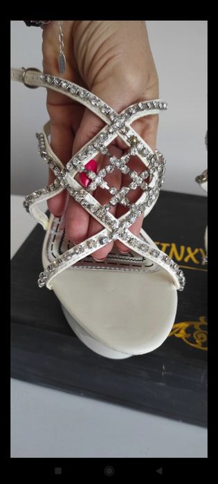 Białe lakierowane szpilki z cyrkoniami high heels lato