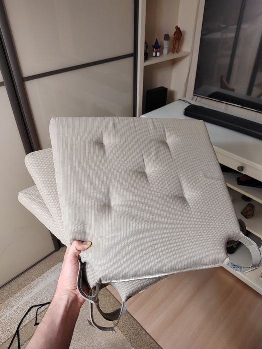 4 drewniane krzesła + 3 beżowe poduszki Ikea gratis