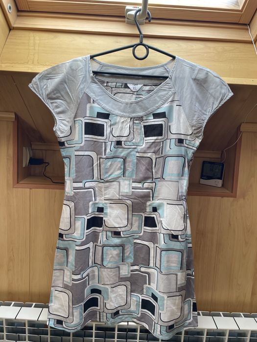 Elegancka sukienka w prostokąty