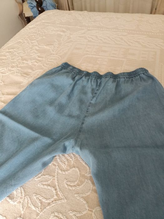 Duas calças de senhora novas, tam. XL.