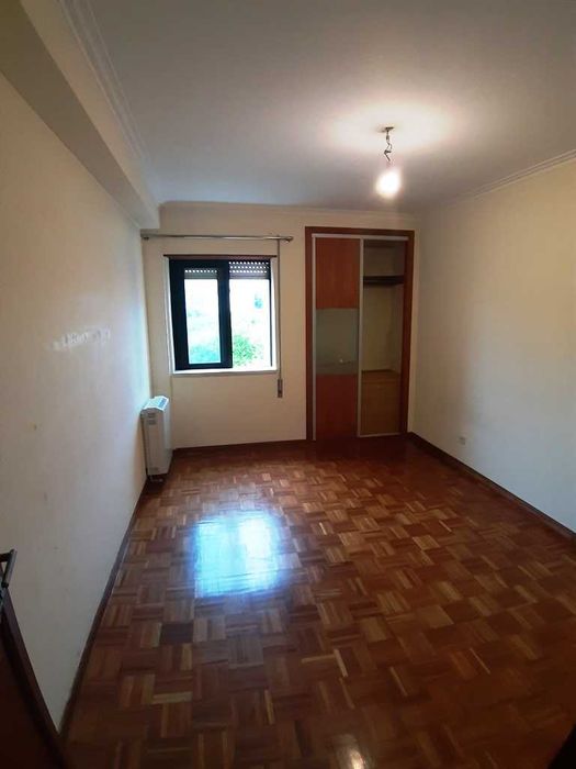 T2 com garagem e cozinha equipada em Celas