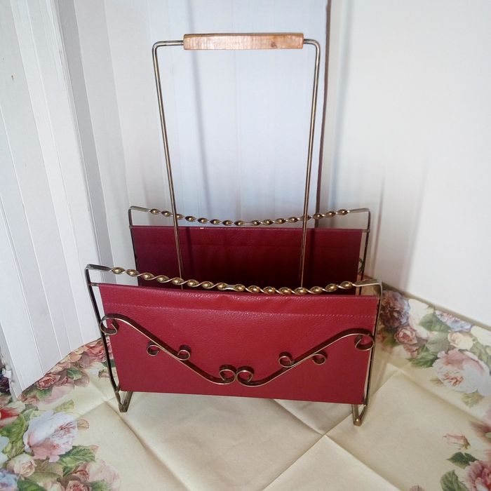 Antyczny, elegancki gazetownik