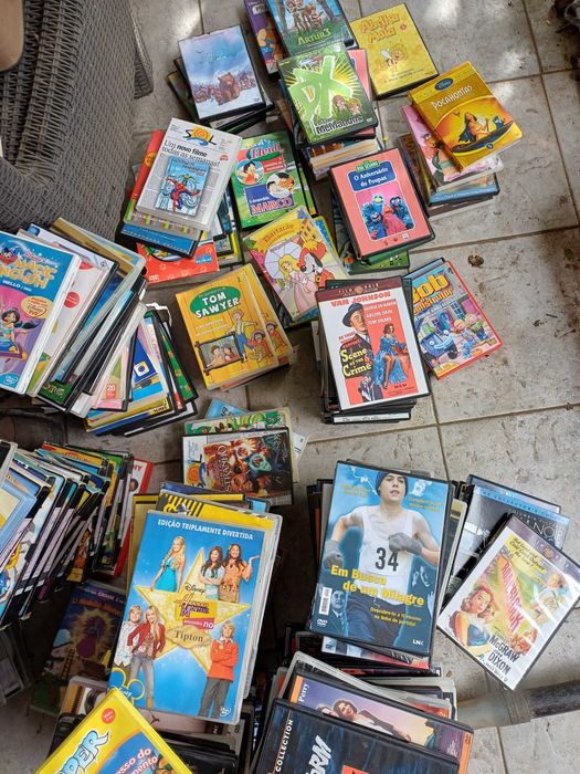 Vendo DVDs e cassetes VHS